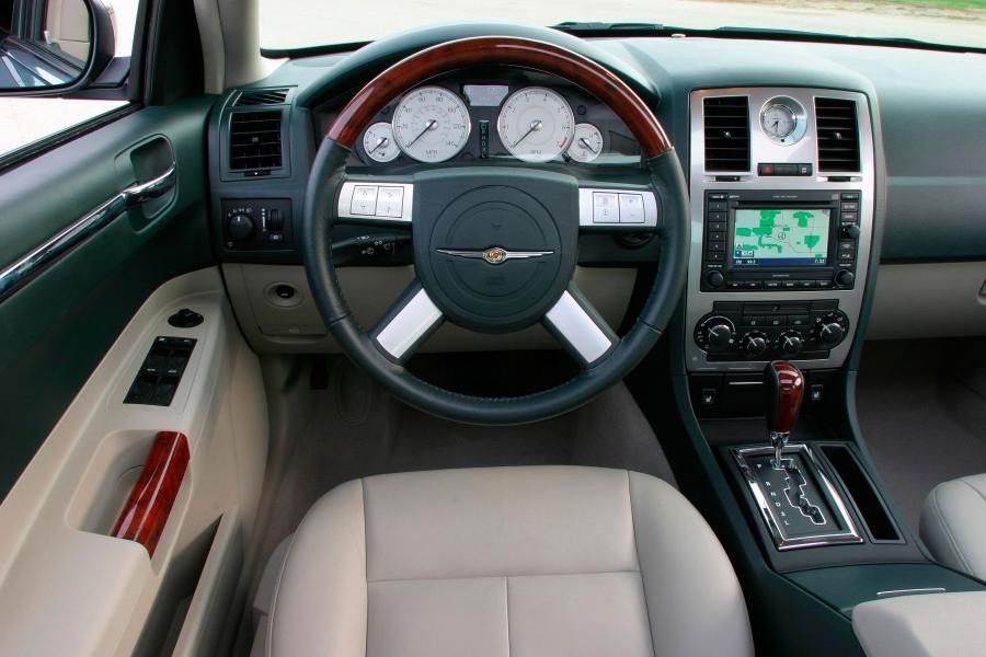 Панель приборов Chrysler 300C (LX) 2005 года  (фото 41 из 120)